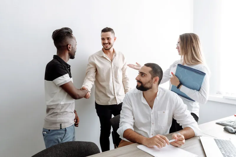 Autogestione economica: i giovani italiani che fondano cooperative e si riprendono il futuro senza chiedere il permesso