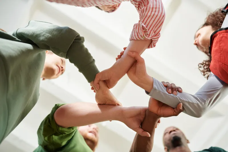 Nessuno ci salverà: la Gen Z italiana ha smesso di aspettare e ha iniziato a costruire